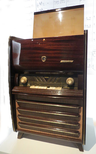 Gramola. Ràdio Invicta. Ca. 1950. Fusta, baquelita, plàstic, tela, vidre