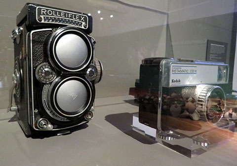 Rolleiflex TLR, fabricada per Franke & Heidecke a Braunschweig, Alemanya. Segle XX. Kodak Instamatic 233-X. Fabricada per Kodak Stuttgart-Wagen, Alemanya. Entre 1965-1966.  Col·lecció Josep Granés