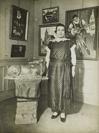 Hortense Bégué fotografiada a la Galerie Percier (París) amb motiu de l’exposició conjunta amb Celso Lagar que hi van celebrar el 1923