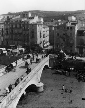 Vista des d'un punt enlairat del pont de Pedra i de l'Areny amb el mercat del bestiar boví. 1910