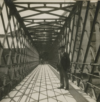 Retrat d'un home al pont de les Peixateries Velles. 1920