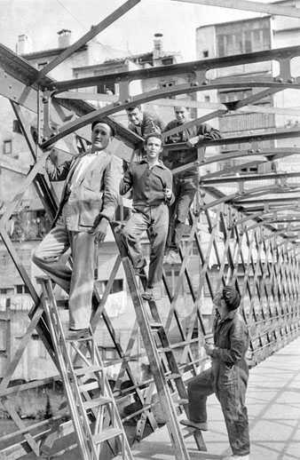 Retrat d'un grup d'homes treballant en l'estructura metàl·lica del pont de les Peixateries Velles. 1958