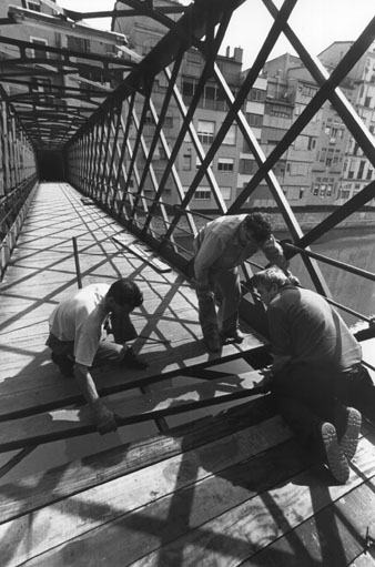 Canvi del sòl del pont de les Peixateries Velles per roure argentí. 1992