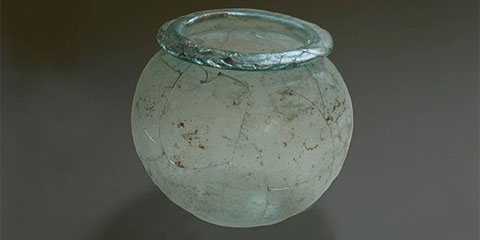Urna de vidre de la necròpolis amb incineracions del segle I dC, trobada dins duna cassola de terrissa tapada amb un plat. En el seu interior shi van localitzar les despulles cremades dun difunt i un anell dor