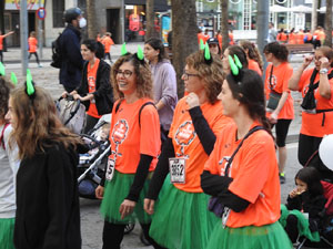 Cursa de la Dona 2022. Concentraci&oacute; i sortida del Parc de la Devesa, cursa pels carrers de Girona