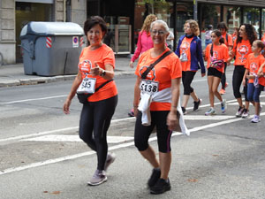 Cursa de la Dona 2022. Concentraci&oacute; i sortida del Parc de la Devesa, cursa pels carrers de Girona