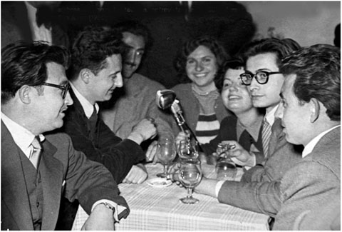 Alguns membres del grup Postectura entrevistats a la ràdio durant el lliurament dels 'Premios Condado San Jorge'. 1950