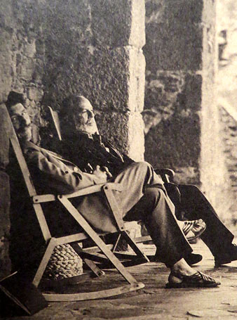 Rafael Santos Torroella amb Ramón Gaya al Mas del Puig, la casa de José Antonio i Ana María Coderch a Espolla, 1973