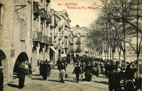 El passeig Pi i Margall durant un dia de mercat. 1906