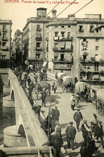 El pont de Pedra i l'inici del carrer Nou un dia de mercat. 1906
