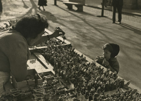 La fira de Sant Tomàs. Parada de figures del pessebre a la rambla de la Llibertat. 1956