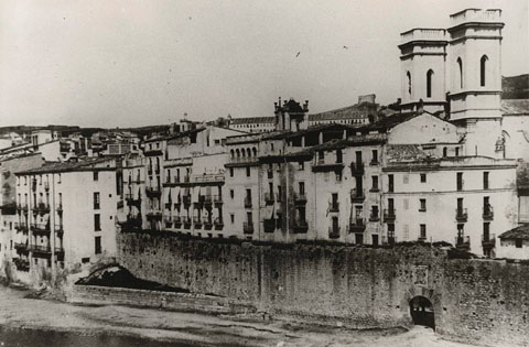 El sector de muralla del Pes de la Palla amb el portal de l'Àngel. Les cases de l'esquerra serien enderrocades el 1903, per tal d'obrir-hi la Rambla Verdaguer. 1890-1901