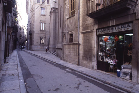 El carrer de l'Albereda. En primer terme, la façana de la lampisteria Manuel Trias. 1990