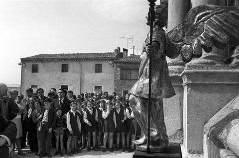 Col·locació de la nova escultura de l'Àngel de la Catedral. Un grup d'escolars i curiosos observen l'Àngel abans d'ascendir-lo al campanar. 1968