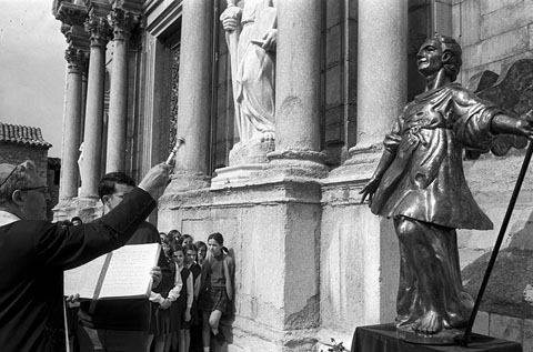 Col·locació de la nova escultura de l'Àngel de la Catedral. Benedicció pel bisbe Jubany. 1968