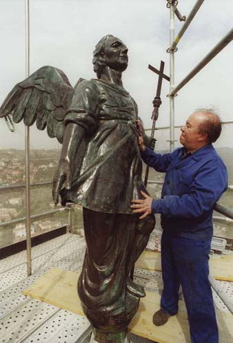 Obres de restauració del campanar de la Catedral dutes a terme entre gener i setembre de 2003. Neteja de l'Àngel a càrrec de Joan Ensesa. 2003