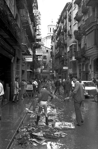 Comerços i particulars del carrer Argenteria apilonant el material afectat per l'aiguat. 1970