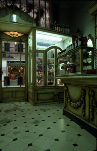 Interior de la pastisseria Emili Puig situada al carrer Argenteria. 1988