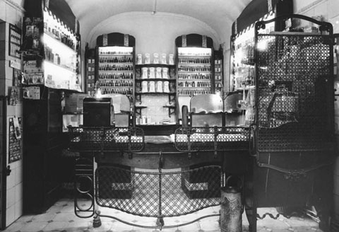 Interior de la farmàcia Saguer. 1992