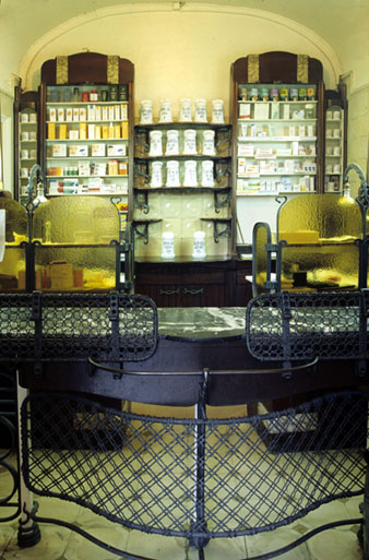 Interior de la Farmàcia Saguer (antiga farmàcia Masó), al carrer Argenteria. El disseny i el mobiliari són de l'arquitecte Rafael Masó. 2000