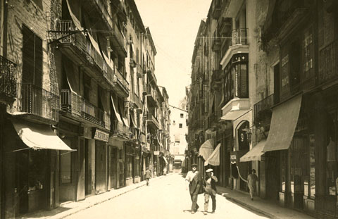 L'Argenteria vista des la rambla de la Llibertat. A la dreta la confiteria Puig. Al fons, la farmàcia Masó. 1929