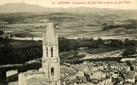 Vista des del campanar de la Catedral de Girona del campanar de l'església de Sant Feliu i del barri de Sant Pere. 1906