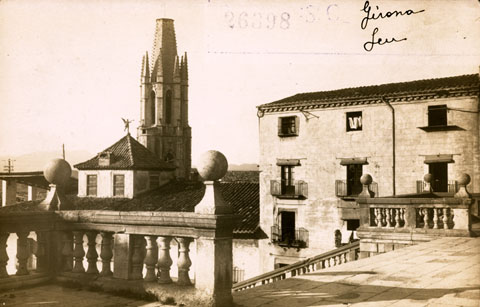 Vista del convent del Cor de Maria i el campanar de l'església de Sant Feliu des de les escales de la Catedral. 1919