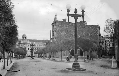 Xamfrà entre el carrer Anselm Clavé (dreta) i l'Avinguda de Jaume I (esquerra). 1925