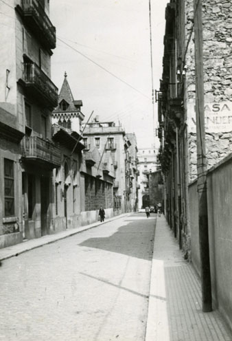 Carrer d'Anselm Clavé després de la col·locació de llambordes. En primer terme a l'esquerra, la façana de l'Escola de Mestres i al fons, el xalet Juandó. 1952