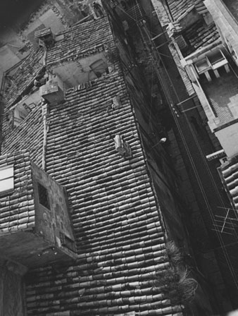 Vista des d'un punt elevat de les obres d'enderroc d'un tram de cases del carrer Anselm Clavé per alinear les façanes. 1974