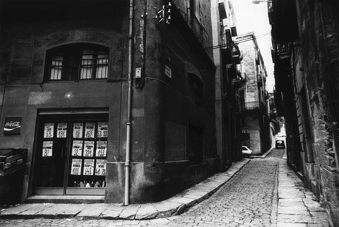 El carrer de l'Auriga. Al fons, la pujada de la Mercè. 1984