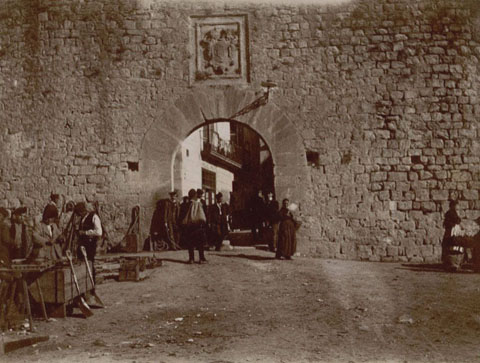 El portal de l'Àngel. Ca. 1900. Estava situat a tocar l'Onyar, on actualment hi ha la Rambla Verdaguer