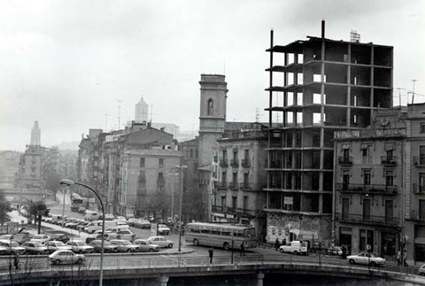 L'edifici d'Euritmia a la cantonada del carrer dels Banyoles i la plaça Catalunya. 1982