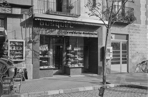 Aparador de la pastisseria Busquet, al carrer de les Hortes. 1969