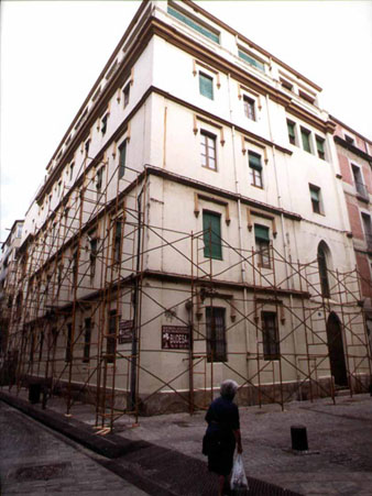 Obres d'enderrocament de l'edifici de les monges Dominiques, residència d'estudiants, ubicat a la cantonada del carrer del Nord amb el carrer Hortes. 2001