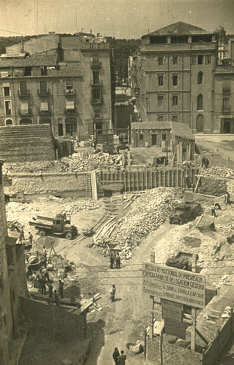 Obres de construcció de l'Institut Nacional de Previsió, posteriorment Centre d'Atenció Primària de Santa Clara. Al fons, l'encreuament del carrer Hortes i el carrer del Nord amb la residència de les Dominiques. 1947
