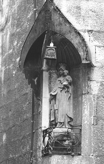 Mare de Déu de la Mercè, instal·lada en una fornícula a la cruïlla del carrer Nou del Teatre amb la plaça del Pallol abans de la restauració. 1984