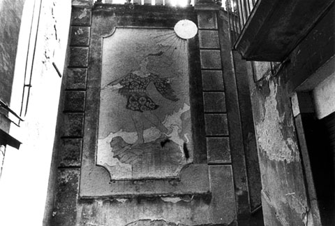 Accés a les escales que comuniquen amb el carrer de Sant Josep, on Joan Anton Palacios 'Palau' i Lluís Hereu varen pintar el 1978 un Boig del Tarot. 1987