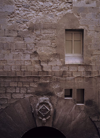 Porta adovellada que donava accés al Teatre Municipal des del carrer Nou del Teatre. A la dovella central es reprodueix l'escut de la ciutat de Girona. 2001