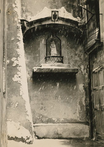 Fornícula de la Mare de Déu de la Mercè al carrer dels Vern durant una nevada. 1959