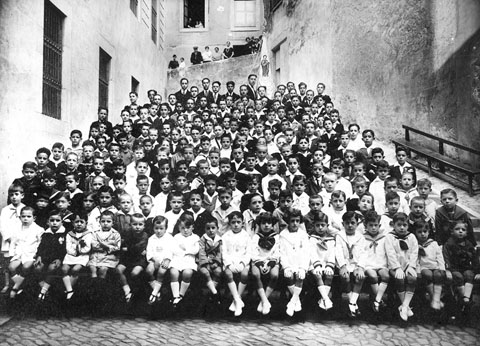 Retrat de grup d'alumnes de primera ensenyança del Col·legi dels Maristes de la Mercè al carrer dels Vern. 1925