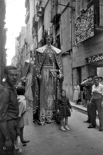 Processó de Corpus. Cercavila de gegants i capgrossos al carrer Ciutadans. 1963