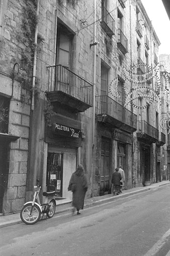 El carrer Ciutadans. En primer terme l'establiment 'Peleteria Rosi'. 1989