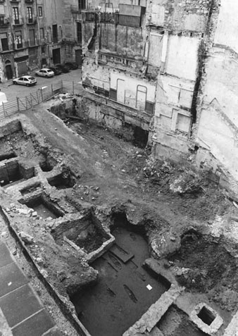 Troballa arqueològica durant les obres d'enderrocament de l'antic Hotel Italians, entre el carrer Ciutadans i la plaça Sant Josep. 1991