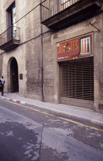 Façana de l'establiment comercial Juguetes Perich al carrer Ciutadans. 1990