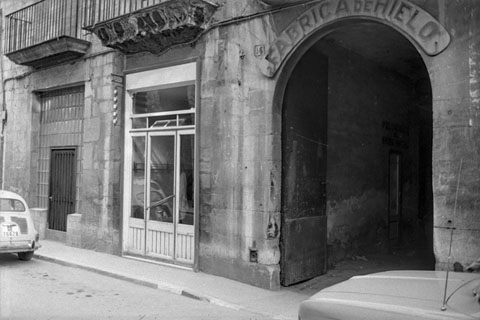 Porta d'accés a la perruqueria de l'hotel Centro, al carrer Ciutadans. A la dreta, el portal de la fàbrica de gel amb el llindar identificatiu. 1972