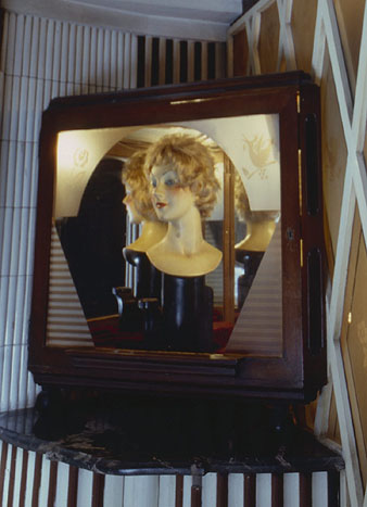 Detall de l'aparador d'una perruqueria del carrer Ciutadans. 1989