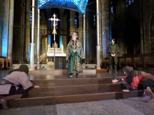 Representació de la Consueta de Sant Jordi cavaller a la nau gòtica de la Catedral