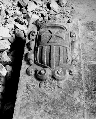 Detall d'un escut esculpit en pedra al convent de la Mercè. 1976