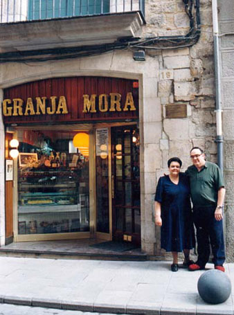 Els germans Carme i Raimon Ribas i Mora a l'entrada de la Granja Mora. Ca. 1994